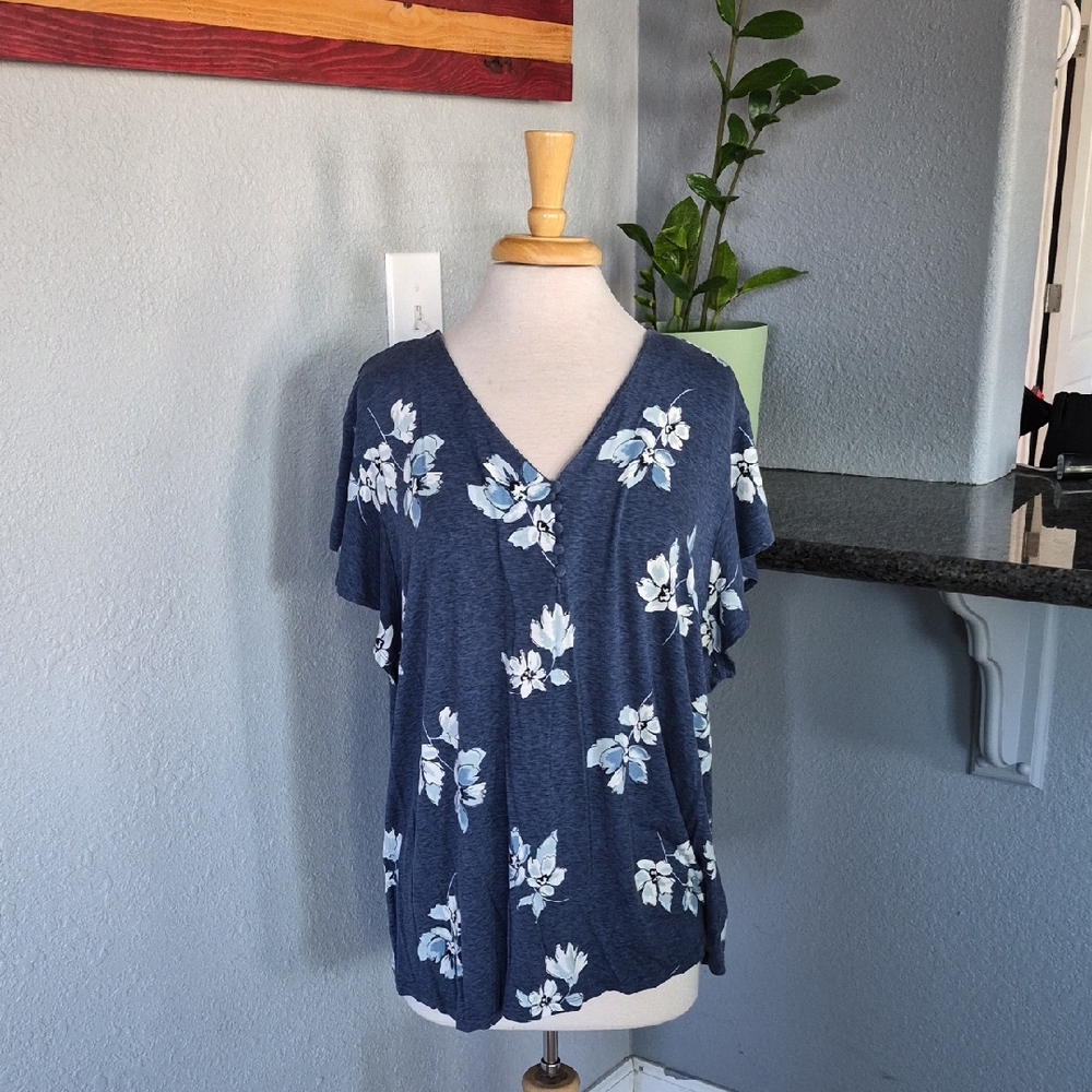 Plus Size V-Neck Blue Floral T-Shirt | No Size Label